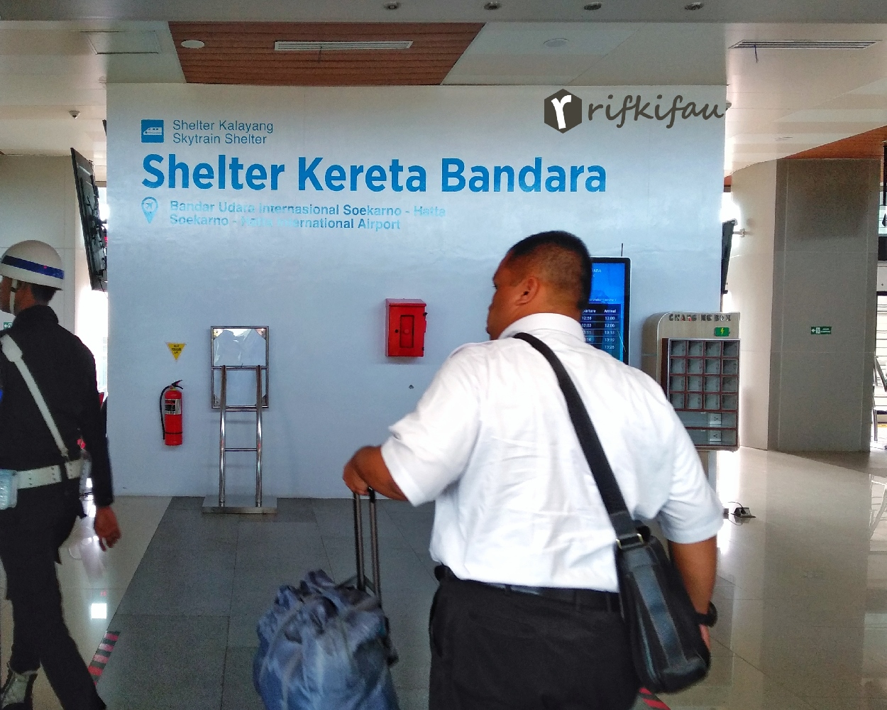 Mencoba-Skytrain-Kalayang-Bandara-Soekarno-Hatta-Keluar-Shelter-Kereta-Bandara