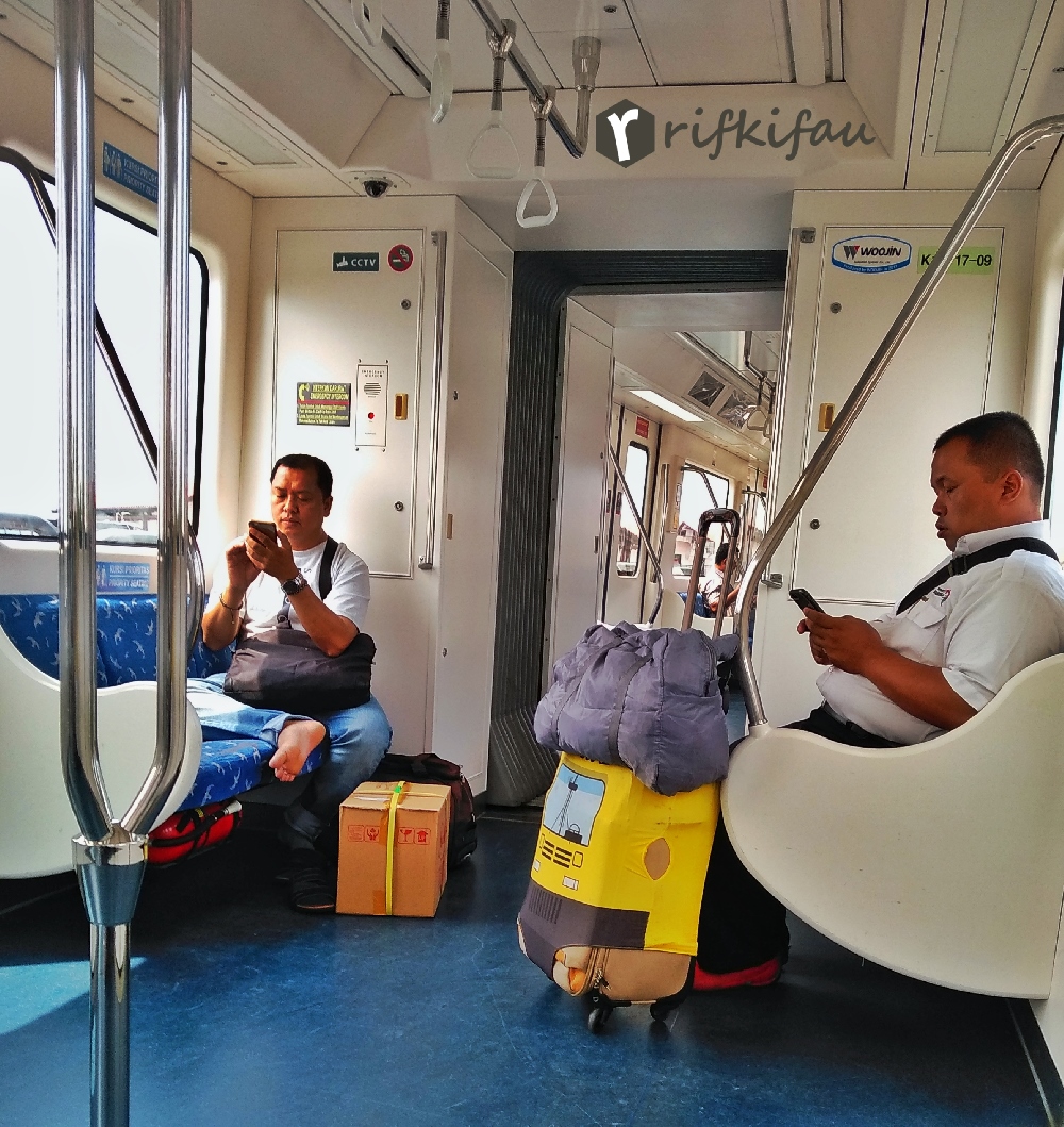 Mencoba-Skytrain-Kereta-Kalayang-Bandara-Soekarno-Hatta-Suasana-Dalam-Gerbong